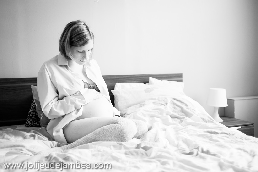 boudoir grossesse à la maison - joli jeu de jambes photographe lille