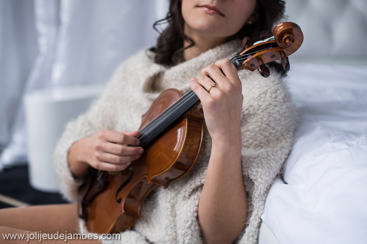 Idée cadeau mariage, photographe boudoir lille, des photos glamour et sexy avec un instrument de musique