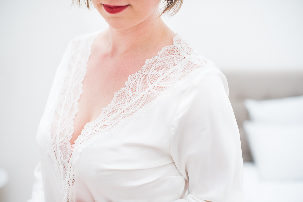 Séance photo en lingerie comme cadeau de mariage déshabillé blanc de la mariée photographe spécialiste des femmes à lille