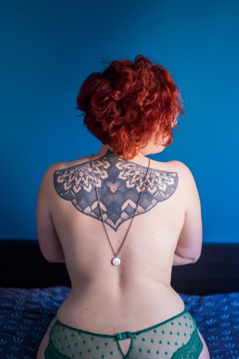 dos nu femme avec tatouage confiance en soi