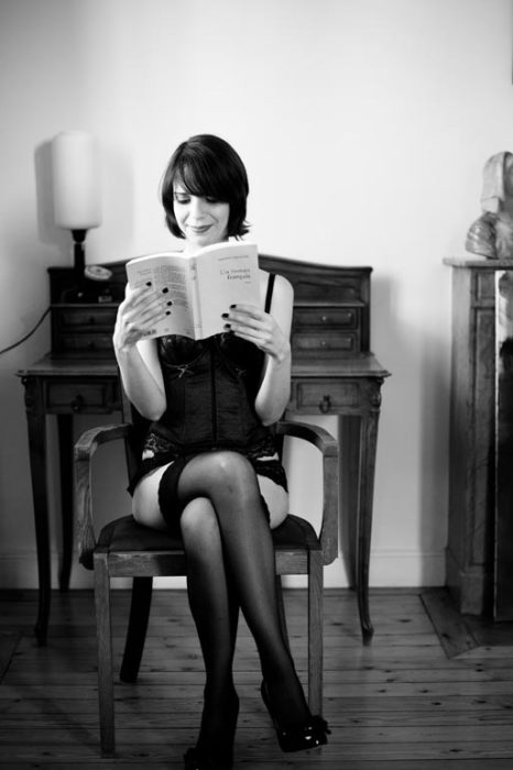 photo boudoir noir et blanc femme qui lit