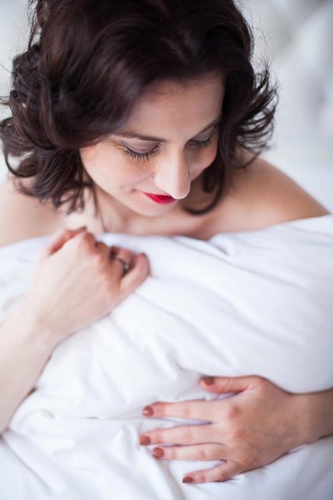 femme photo boudoir avec un oreiller