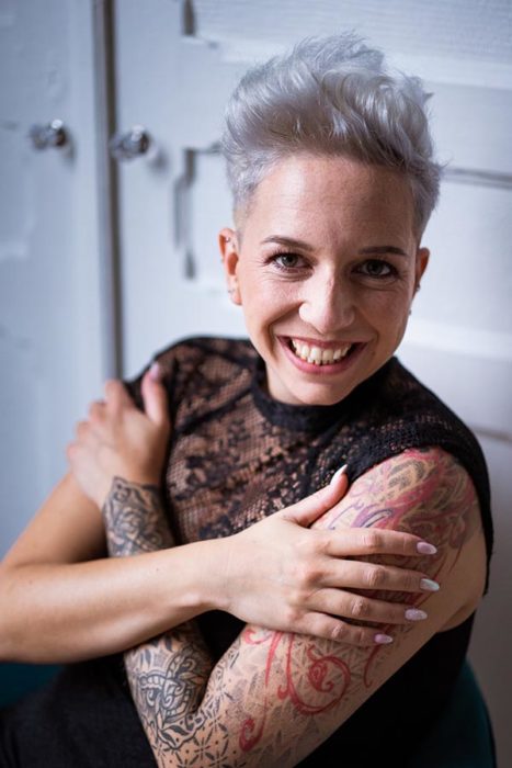 photo boudoir à Montréal femme au regard franc et souriant en robe noire