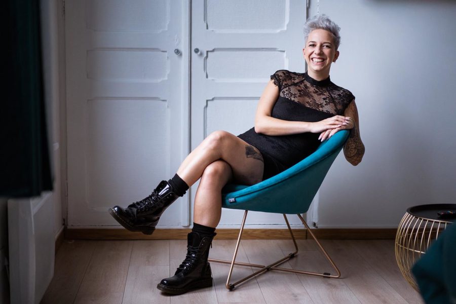 femme aux cheveux courts gris argenté qui assume son style rock pour une séance boudoir