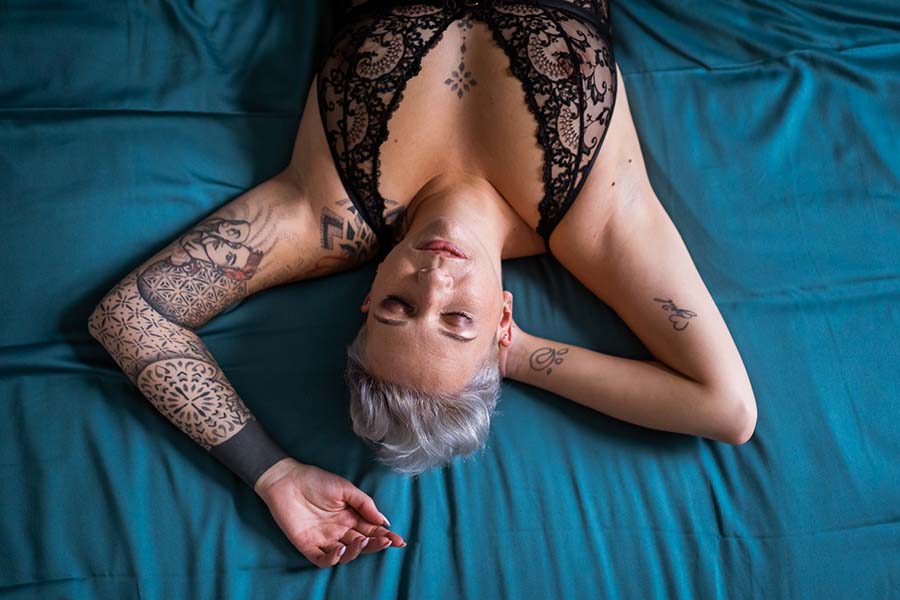 photo boudoir à Montréal femme en lingerie qui pose pour des photos boudoir