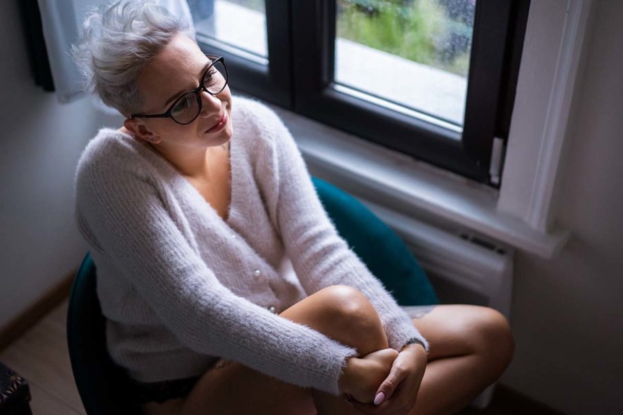 pose cocooning d'une femme dans son pull clair
