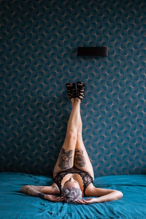 femme qui pose ses jambes sur le mur pour des photos boudoir à Montréal