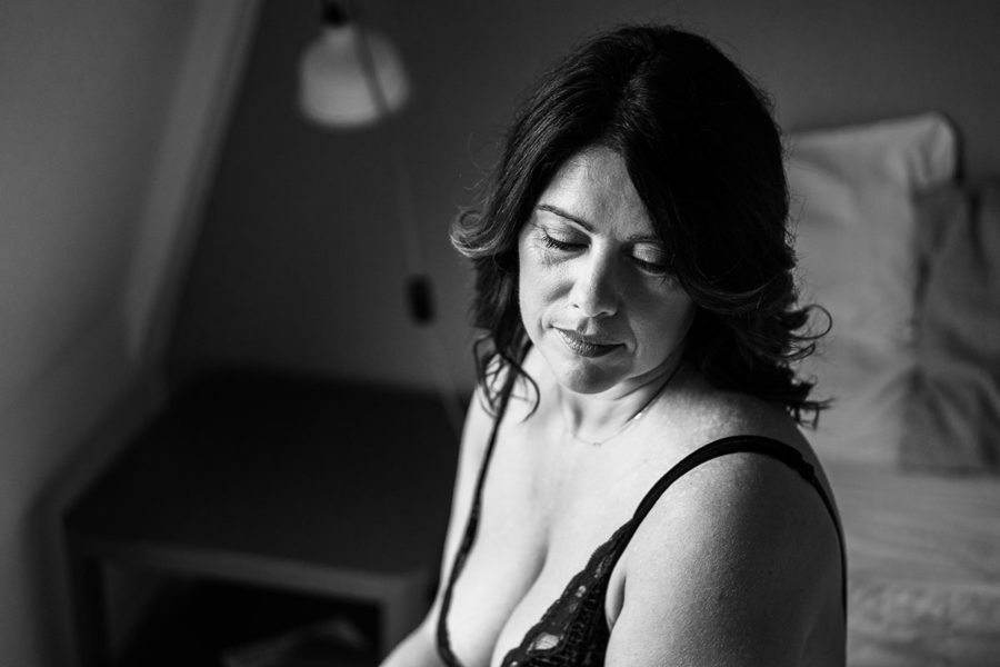 photographie boudoir femme en noir et blanc