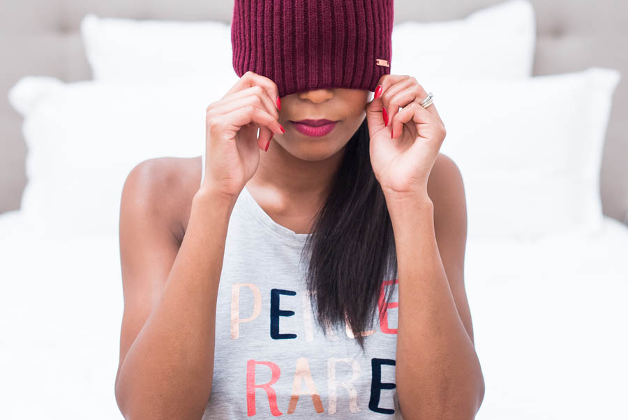 idées d’accessoires séance boudoir un chapeau ou un bonnet