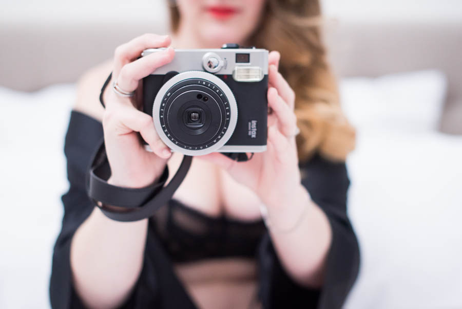 idées d’accessoires séance boudoir un appareil photo argentique