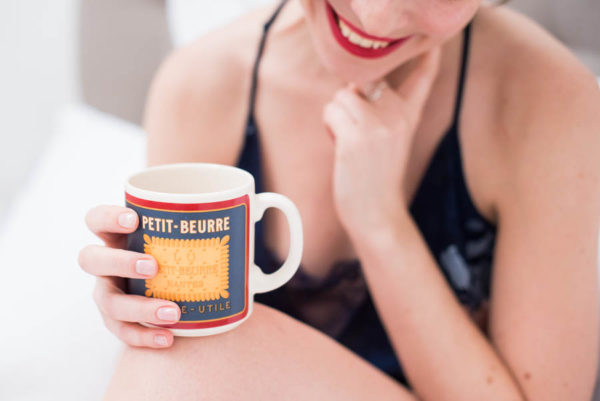 ta tasse préférée comme accessoire pour ta séance photo boudoir