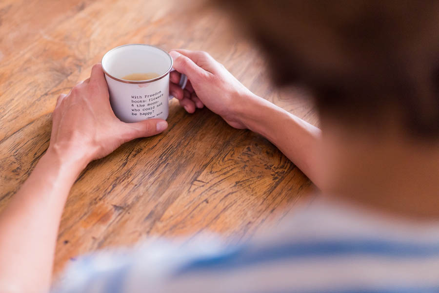 femme tenant sa tasse de café pour sa séance boudoir